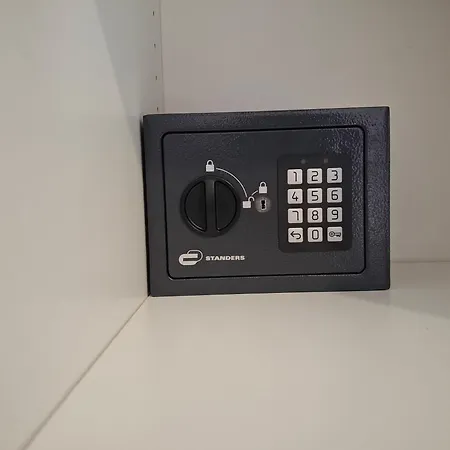 Private In Shared Downtown Проживание в семье