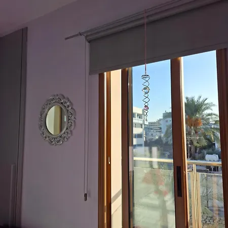 Private In Shared Downtown Проживание в семье